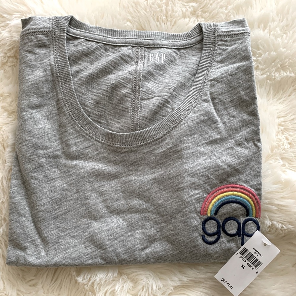 Gap grey tee with 🌈 rainbow